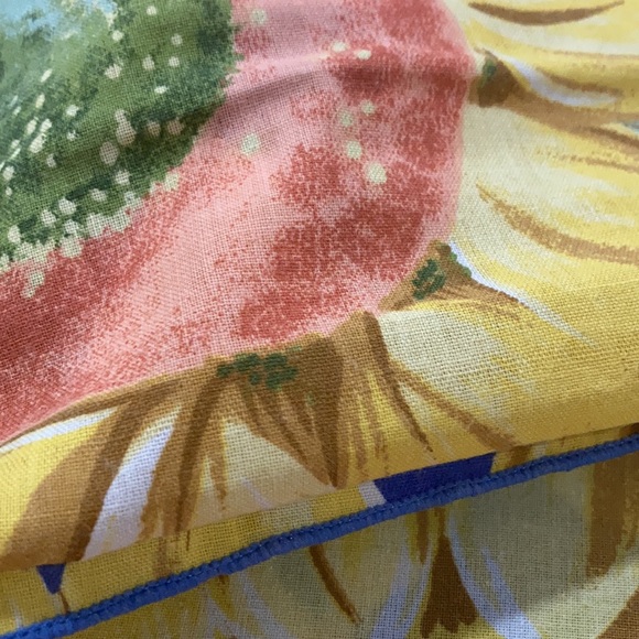 Cover table - Picture 3 of 3